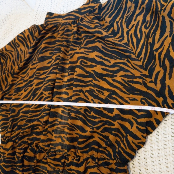 AOSO | US 14 | Tiger Print Open Back Blouse With Tie Closure - Picture 15 of 15